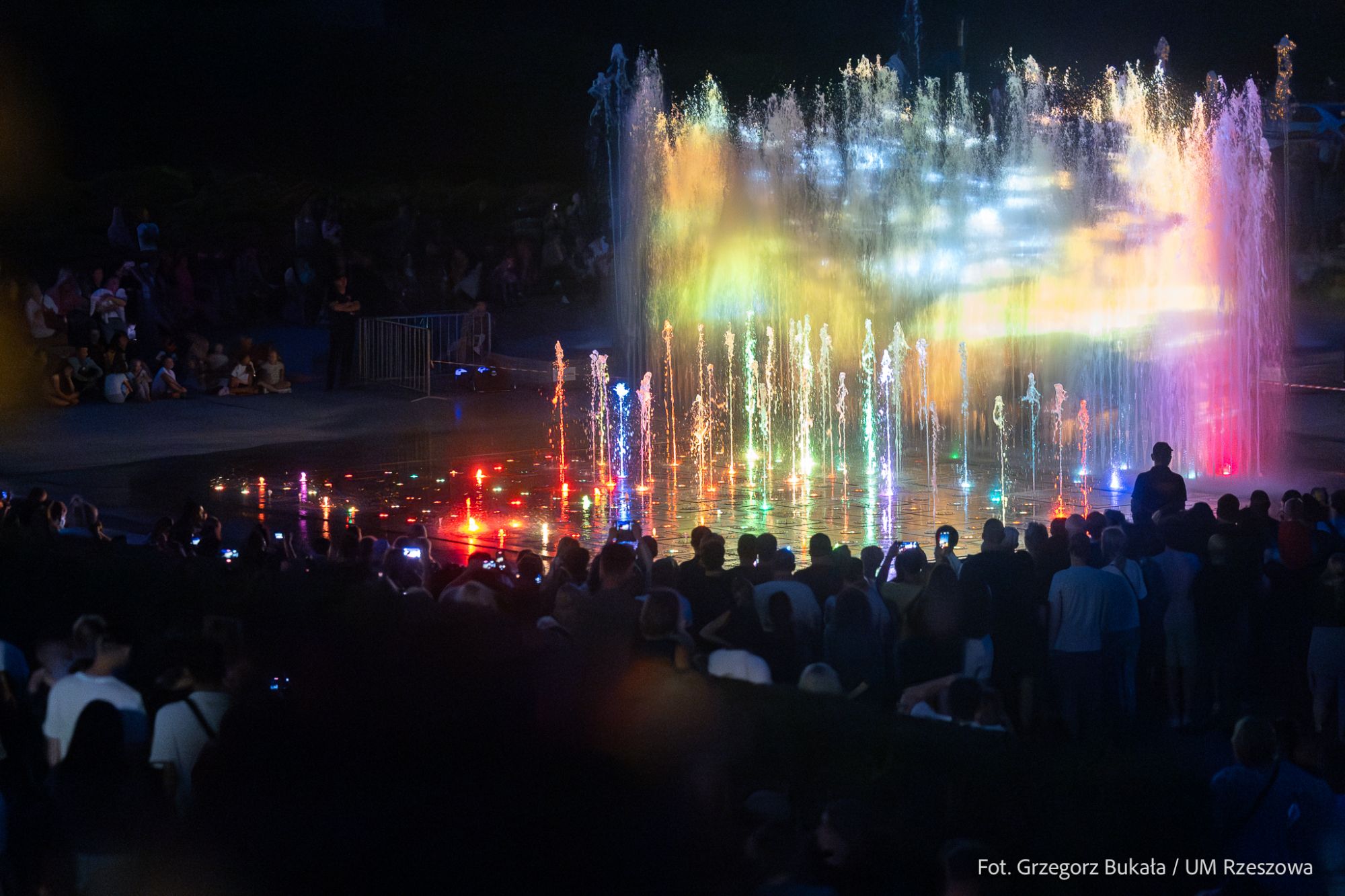 zdjęcie z pokazu fontanny multimedialnej w Rzeszowie, fot. Grzegorz Bukała, Urząd Miasta Rzeszowa